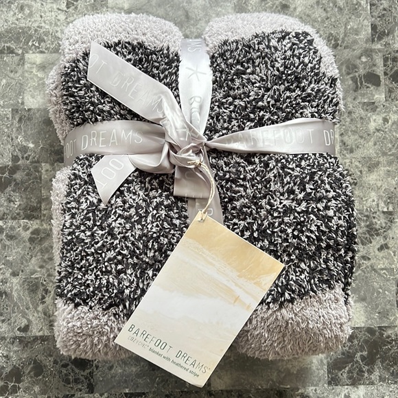 NWT Luxe Heathered Stripe Throw Blanket from
BAREFOOT DREAMS - Picture 3 of 7